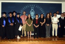 Egresados de la Especialidad en Comunicación de la Ciencia y de la Maestría en Comunicación, generación 2024-2026, posan junto a autoridades de la BUAP durante su ceremonia de graduación.