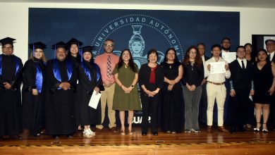 Egresados de la Especialidad en Comunicación de la Ciencia y de la Maestría en Comunicación, generación 2024-2026, posan junto a autoridades de la BUAP durante su ceremonia de graduación.