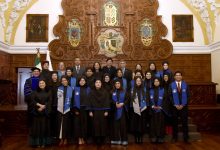 Graduados del Posgrado en Ciencias Microbiológicas de la BUAP posan con autoridades universitarias en el Salón Barroco del Edificio Carolino.