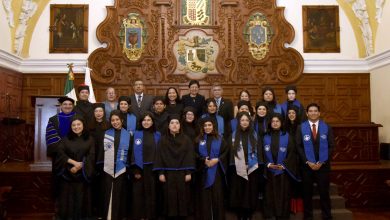 Graduados del Posgrado en Ciencias Microbiológicas de la BUAP posan con autoridades universitarias en el Salón Barroco del Edificio Carolino.