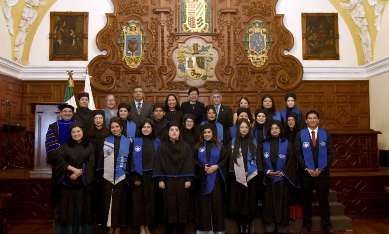 Graduados del Posgrado en Ciencias Microbiológicas de la BUAP posan con autoridades universitarias en el Salón Barroco del Edificio Carolino.