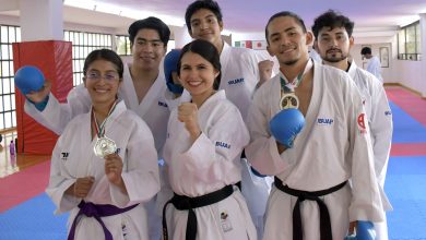 Karatecas del Centro de Formación Deportiva de la BUAP durante una competencia nacional de karate.
