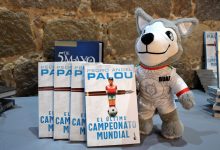 Ejemplares del libro El último campeonato mundial de Pedro Ángel Palou junto al peluche del Lobo, mascota de la BUAP, en Zacatlán