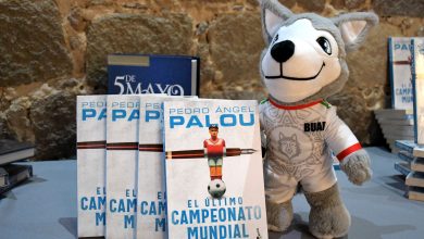 Ejemplares del libro El último campeonato mundial de Pedro Ángel Palou junto al peluche del Lobo, mascota de la BUAP, en Zacatlán