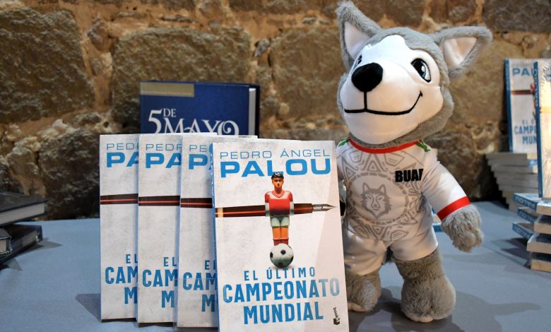 Ejemplares del libro El último campeonato mundial de Pedro Ángel Palou junto al peluche del Lobo, mascota de la BUAP, en Zacatlán