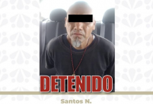 Tarjeta informativa de la Fiscalía General del Estado de Puebla sobre la detención de Santos N., implicado en el multihomicidio de diez personas en Tehuitzingo.