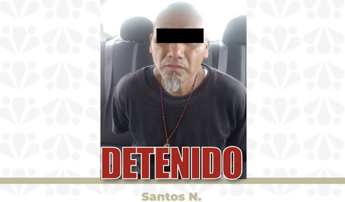 Tarjeta informativa de la Fiscalía General del Estado de Puebla sobre la detención de Santos N., implicado en el multihomicidio de diez personas en Tehuitzingo.