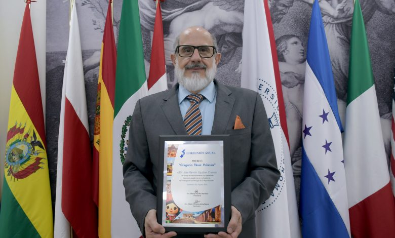 José Ramón Eguibar Cuenca, investigador de la BUAP, durante la entrega del premio “Gregorio Pérez Palacios”.