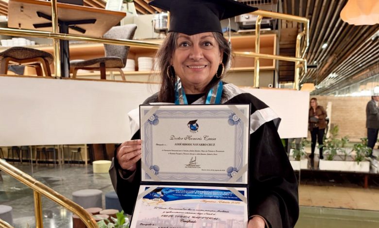 Fotografía de la Dra. Addí Rhode Navarro Cruz, investigadora de la BUAP galardonada con el Doctorado Honoris Causa.