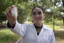 Joanna Conde Audey, estudiante de la BUAP, muestra el bloqueador solar en polvo desarrollado con nanomateriales y betacaroteno.