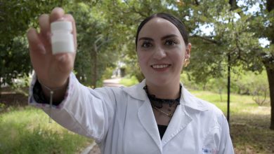 Joanna Conde Audey, estudiante de la BUAP, muestra el bloqueador solar en polvo desarrollado con nanomateriales y betacaroteno.