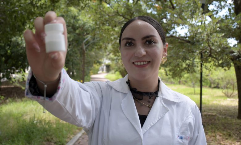 Joanna Conde Audey, estudiante de la BUAP, muestra el bloqueador solar en polvo desarrollado con nanomateriales y betacaroteno.