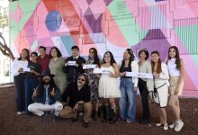 Estudiantes de ARPA BUAP y el artista Teddy Kelly junto al mural urbano ubicado cerca de Ciudad Universitaria.