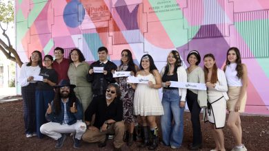 Estudiantes de ARPA BUAP y el artista Teddy Kelly junto al mural urbano ubicado cerca de Ciudad Universitaria.