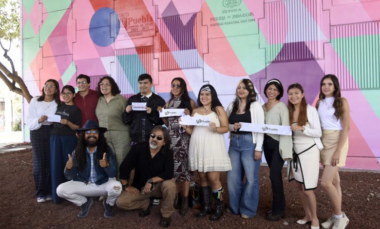 Estudiantes de ARPA BUAP y el artista Teddy Kelly junto al mural urbano ubicado cerca de Ciudad Universitaria.