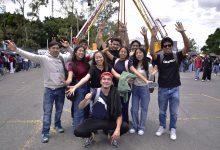Integrantes de la comunidad BUAP participan en actividades de la tradicional kermés mexicana.