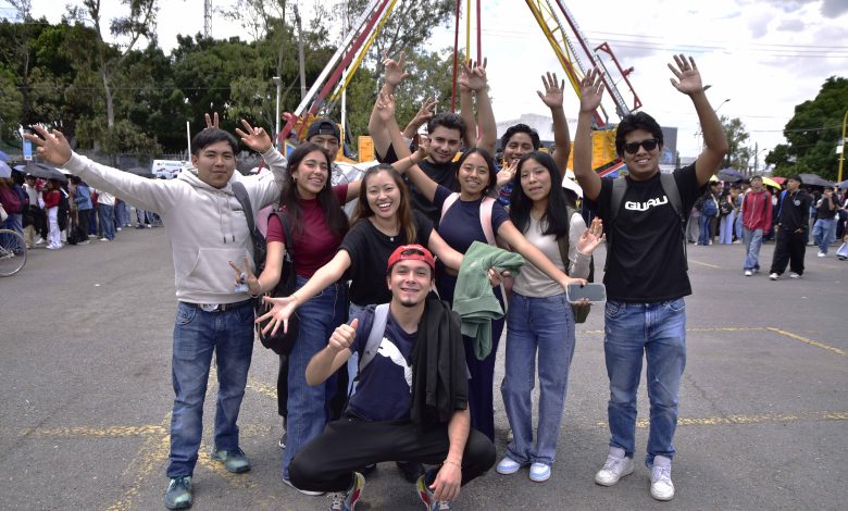 Integrantes de la comunidad BUAP participan en actividades de la tradicional kermés mexicana.