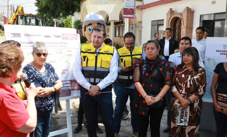 Trabajos de rehabilitación de pavimento en la calle 27 Sur, en la colonia La Paz de Puebla.