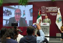 Médicos aspirantes y autoridades de salud durante el 50 aniversario del ENARM en el Centro Expositor de Puebla.