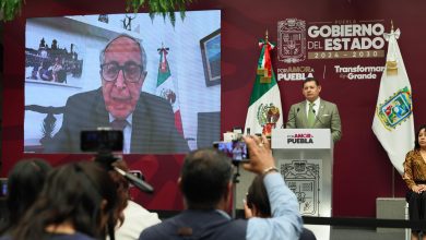 Médicos aspirantes y autoridades de salud durante el 50 aniversario del ENARM en el Centro Expositor de Puebla.