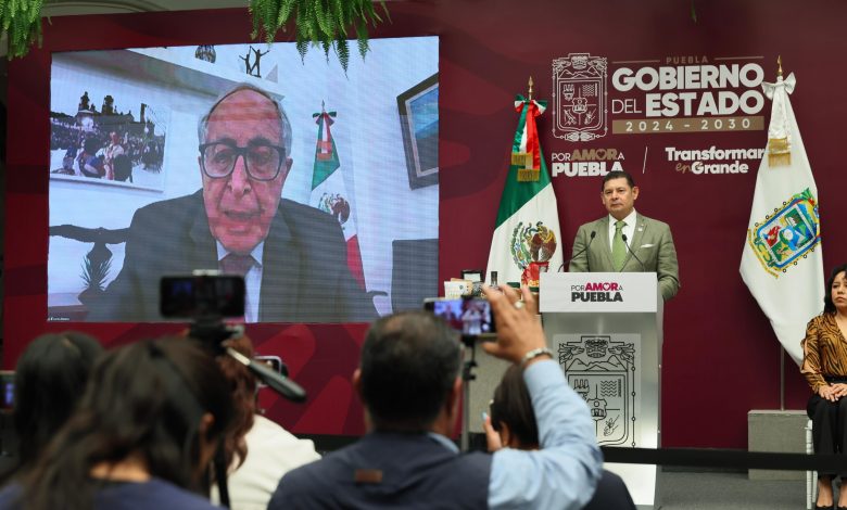 Médicos aspirantes y autoridades de salud durante el 50 aniversario del ENARM en el Centro Expositor de Puebla.