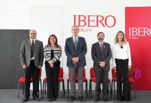 El alcalde Pepe Chedraui durante la inauguración de la Semana de la Transparencia 2026 en la Universidad Iberoamericana de Puebla.