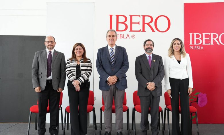 El alcalde Pepe Chedraui durante la inauguración de la Semana de la Transparencia 2026 en la Universidad Iberoamericana de Puebla.