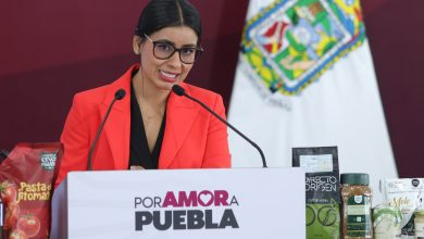 Gaby “La Bonita” Sánchez durante el anuncio de su renuncia a la Secretaría de Deporte y Juventud de Puebla.