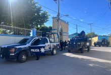 Elementos de seguridad durante un despliegue operativo en Chiautla de Tapia, Puebla, tras agresiones contra establecimientos comerciales.