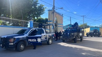 Elementos de seguridad durante un despliegue operativo en Chiautla de Tapia, Puebla, tras agresiones contra establecimientos comerciales.