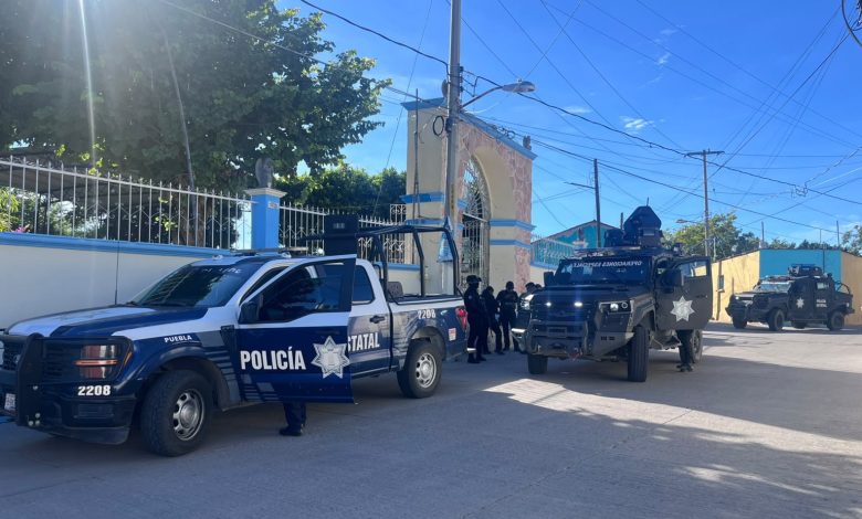 Elementos de seguridad durante un despliegue operativo en Chiautla de Tapia, Puebla, tras agresiones contra establecimientos comerciales.